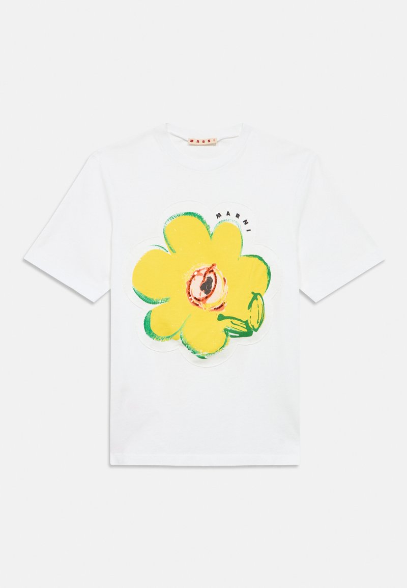 Tricou alb din bumbac, cu un grafic mare de floare galbenă cu accente verzi. Numele brandului „MARNI” este afișat deasupra florii.