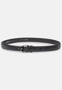 Ceinture en cuir noir avec une finition texturée et une boucle en métal argenté. Comprend plusieurs trous d'ajustement pour la taille.