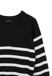 Maglione a righe bianco e nero con scollatura a V, colletto a costine e texture in maglia morbida. Presenta righe ampie e sottili alternate.