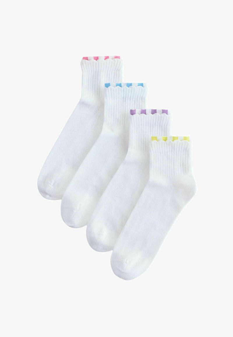 Vier witte enkelsokken met geribbelde boorden, elk boord met een andere pastelkleur: roze, blauw, paars en gele strepen.