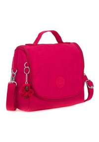 Sac à épaule en tissu rose avec un rabat, une poignée de transport, une bandoulière réglable et un porte-clés comportant une petite figurine de singe.