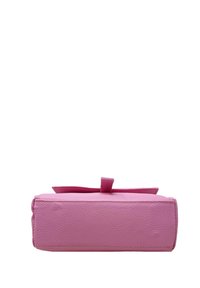 Borsa rettangolare rosa realizzata in pelle a texture, con manico superiore e dettagli di cucitura discreti. Il design è minimalista e compatto.
