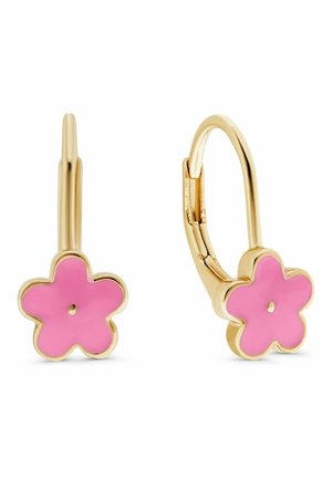 Goldene Creolenohrringe mit rosa emaillierten fünfblättrigen Blumenanhängern, ein Ohrring von vorne und der andere seitlich auf weißem Hintergrund gezeigt.
