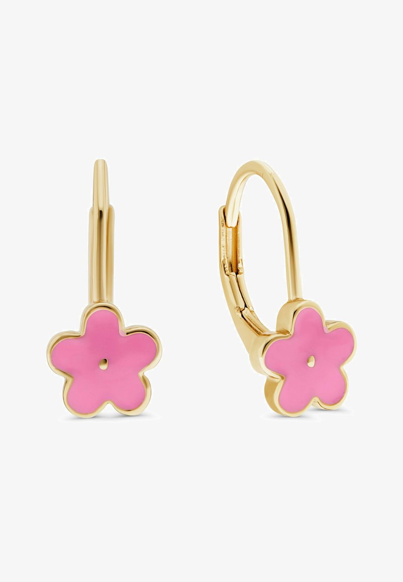 Guldörhängen med rosa emalj blommor med fem kronblad, en örhänge visad framifrån och den andra i profil på vit bakgrund.