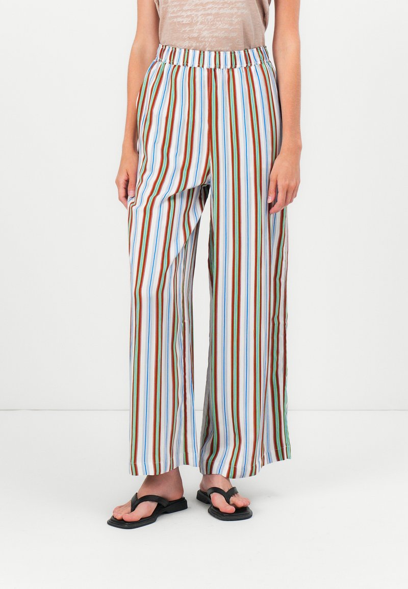Weite Sommerhose aus leichtem Stoff mit vertikalen Streifen in Blau, Rot, Grün und Weiß, mit einem elastischen Bund.