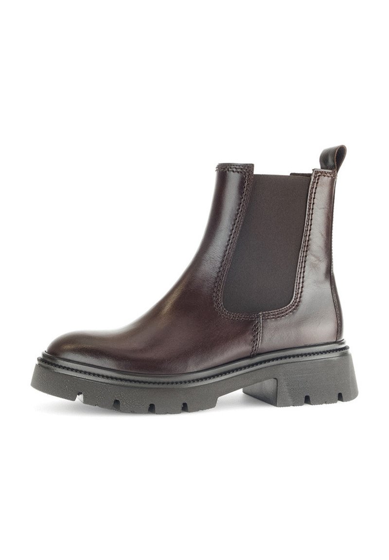 Bruine leren Chelsea boot met elastische zijpanelen, ronde neus en stevige rubberen zool. Voorzien van een aantrektab en gestikte accenten.