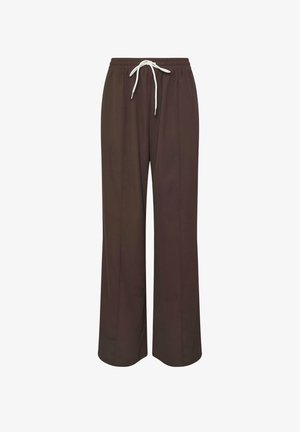 Pantaloni larghi marroni realizzati in tessuto morbido, con vita elastica e cordino bianco, dotati di pieghe frontali che creano un aspetto elegante.