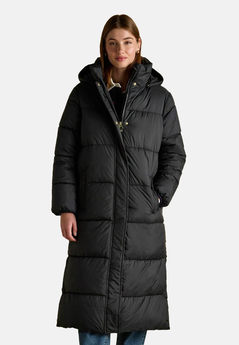 Černý péřový kabát s kapucí, který má dlouhý, polstrovaný design, přední zip a boční kapsy. Hladká tkanina s lesklým povrchem.