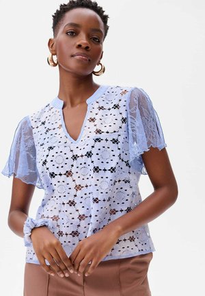 Lichtblauw kanten blouse met bloemenpatroon, korte vlindermouwen en een V-halsontwerp, gemaakt van een gestepte, semi-doorzichtige stof.