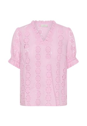 Rozā īsroku blūze ar izšūtiem ziedu rakstiem, volāniem izgrieztajā V-veida kakla izgriezumā un volāniem piedurkņu malās.
