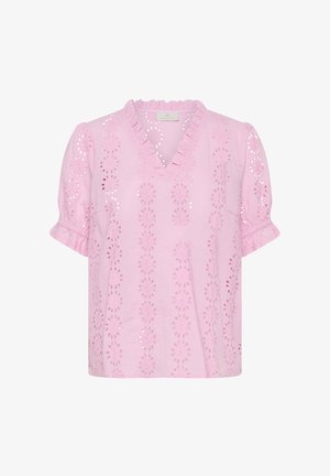 Rozā īsroku blūze ar izšūtiem ziedu rakstiem, volāniem izgrieztajā V-veida kakla izgriezumā un volāniem piedurkņu malās.