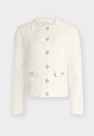 Krémový pletený kardigan s texturou, s knoflíky zdobenými perličkami na přední straně i na dvou malých předních klopových kapsách, s dlouhými rukávy a límcem.