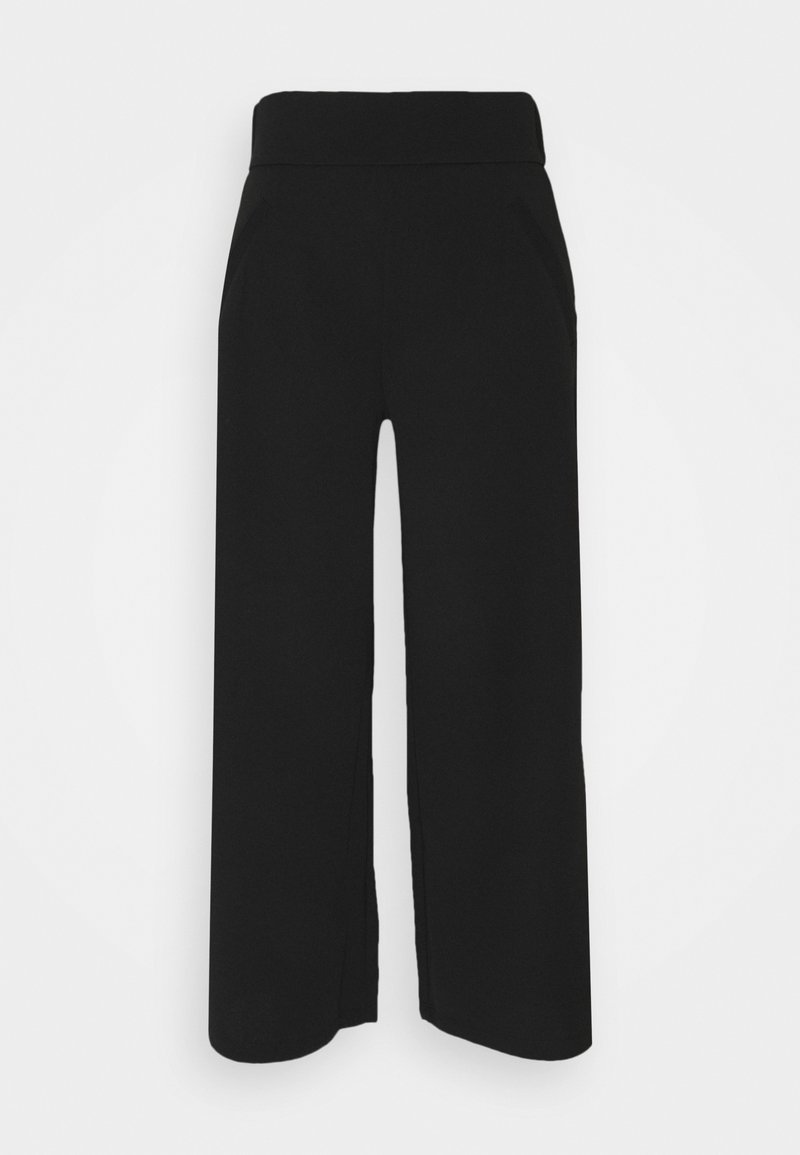 Pantalon noir à jambes larges, taille haute, avec poches latérales sur un fond clair uni.