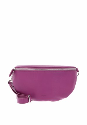 Sac à taille en cuir violet avec fermeture éclair argentée et bandoulière ajustable, texture douce, design compact pour un transport sans les mains.