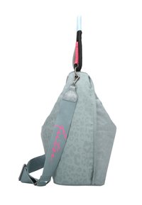 Borsa a forma triangolare con stampa leopardata grigia, dotata di un logo rosa, dettagli testurizzati e una maniglia multicolore. Cinghia regolabile attaccata.