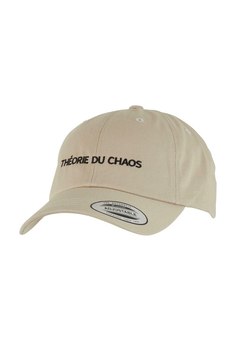Casquette beige ajustable avec broderie noire "THÉORIE DU CHAOS". Tissu doux, visière incurvée et trous de ventilation sur le dessus.