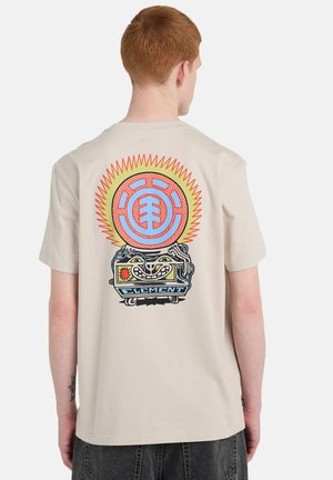 Beżowy bawełniany t-shirt z kolorową grafiką na plecach przedstawiającą rozbłysk słońca, logo drzewa oraz postać z kreskówki z napisem „ELEMENT.”