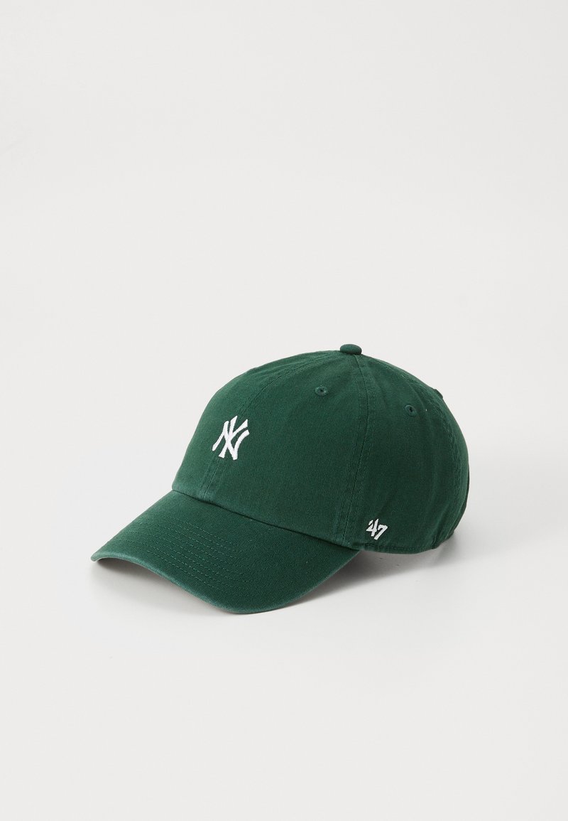 Caciulă verde din twill de bumbac, cu un logo brodat alb în față și un logo mic pe lateral. Cu vizieră curbată și curea ajustabilă.