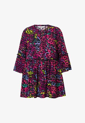 Multifarvet leopardmønstret kjole med rund halsudskæring, flæseærmer og lagdelt design. Fremstillet af letvægtsstof.