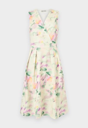 Αμάνικο midi φόρεμα με V-λαιμόκοψη, εφαρμοστή μέση και πλισέ φούστα, με απαλό υδατογραφικό λουλουδάτο σχέδιο σε παστέλ αποχρώσεις σε κρεμ φόντο.