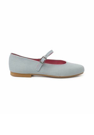 Bailarina de tela azul claro con punta redondeada, correa ajustable y forro interior rosa. Suela plana de goma color tostado con textura mínima.