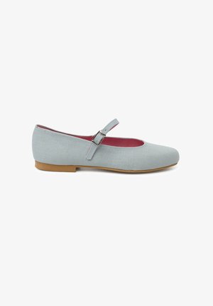 Ballet flat in tessuto blu chiaro con punta rotonda, cinturino regolabile e rivestimento interno rosa. Suola piatta in gomma color nocciola con texture minimale.