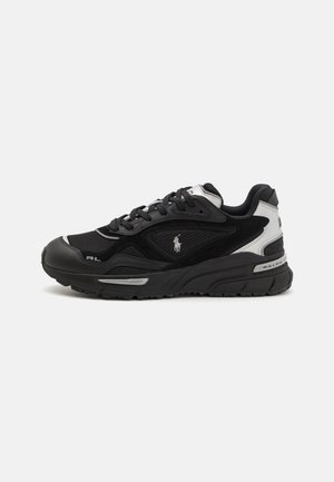 Czarno-biały sportowy sneaker z panelami z siateczki i zamszu, grubą podeszwą, sznurowadłami oraz logo Polo Ralph Lauren z boku.