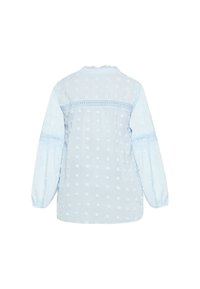 Lysblå bluse med teksturerede polka-dot mønstre, lange puffærmer og en blonderand detalje langs den øverste del af ryggen og skuldrene.