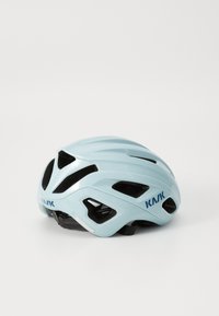 Vaaleansininen Kask-pyöräilykypärä valkoisella taustalla, varustettuna aerodynaamisilla tuuletusaukoilla ja sulavalinjaisella muotoilulla.