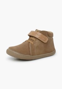 Bota de tobillo de ante marrón con cordones y una correa de velcro, presenta costuras blancas y una suela de goma texturizada. Forro interior suave.
