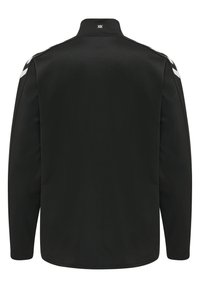 Veste noire à manches longues avec col haut, présentant des rayures blanches diagonales sur les épaules, fabriquée en tissu lisse sans attaches visibles.