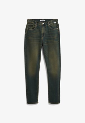 Jeans in denim verde scuro con un design aderente. Presentano una chiusura con bottone, cinque tasche e leggere sbiaditure sulla parte anteriore per aggiungere texture.