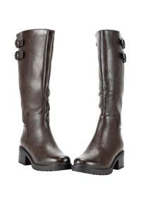 Botas de cuero marrón oscuro hasta la rodilla con tacones de bloque y correas dobles con hebillas cerca de la parte superior, exhibidas una al lado de la otra sobre un fondo blanco.