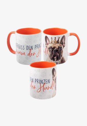 Keramiktasse mit einem Französischen Bulldoggen, die eine Krone trägt. Orangefarbener Griff und Innenraum, mit einem Pfotenabdruckmuster und spielerischem deutschen Text.