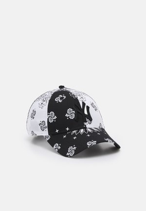 Sort-hvid patchwork baseballkasket med paisley bandana-mønstre og forhøjet "NY" logo på frontpanelet.