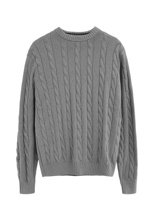 Grauer Strickpullover mit langen Ärmeln und Zopfmuster, geripptem Rundhalsausschnitt, Bündchen und Bund, auf weißem Hintergrund dargestellt.