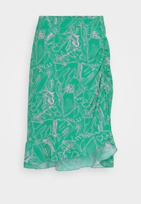 Saia verde com padrão floral em rosa e branco, com bainha com volantes e um design de franzido lateral. Feita de tecido leve.