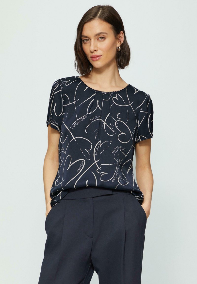 Blusa de marina con mangas cortas, que presenta un patrón de corazones y líneas blancas, escote redondo y detalle de botones en la parte delantera. Textura de tela suave.