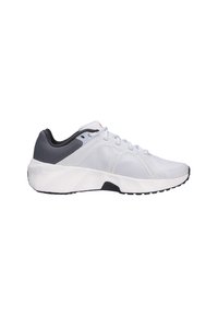 Zapatillas deportivas en blanco y gris con una parte superior de malla texturizada, talón reforzado y suela de goma negra para tracción.