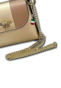 Beige en gouden synthetische leren handtas met een bij-embleem, gouden kettingriem en een Italiaanse vlag charm. Gladde textuur en gestructureerde vorm.