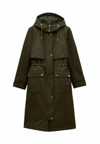 Oliwkowy wodoodporny płaszcz z kapturem, ściągaczami, zatrzaskami, talią ściągniętą oraz dwiema przednimi kieszeniami z klapami. Gładka faktura, długość w średnim zakresie.