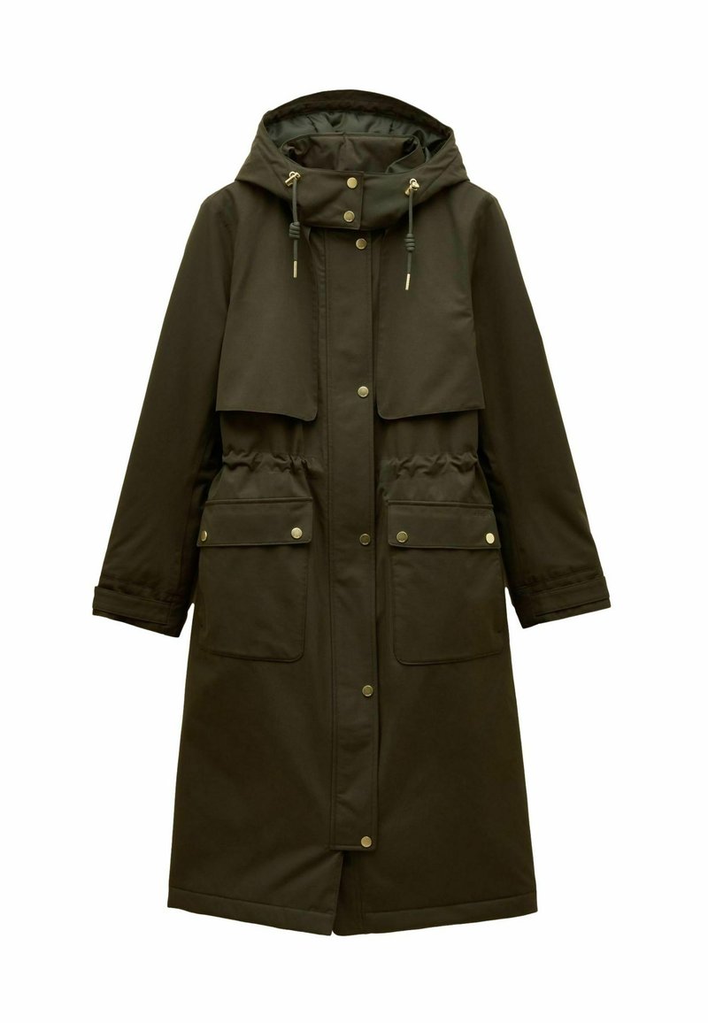 Oliwkowy wodoodporny płaszcz z kapturem, ściągaczami, zatrzaskami, talią ściągniętą oraz dwiema przednimi kieszeniami z klapami. Gładka faktura, długość w średnim zakresie.