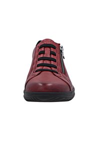 Chaussure en cuir rouge avec un bout arrondi, des lacets noirs et une fermeture éclair sur le côté. Présente une texture lisse et une semelle en caoutchouc pour plus de durabilité.