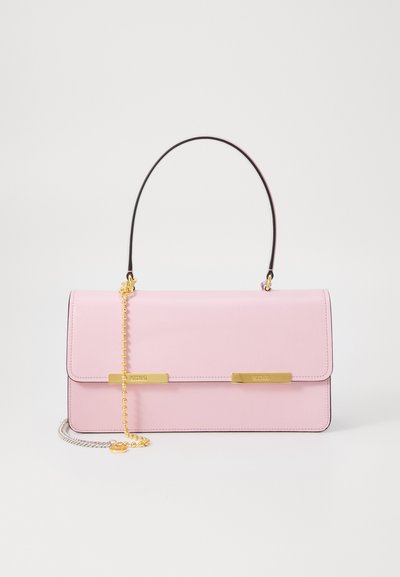 Borsa a tracolla in pelle rosa con forma rettangolare, dotata di manico superiore, accessori in metallo dorato e una tracolla a catena removibile.