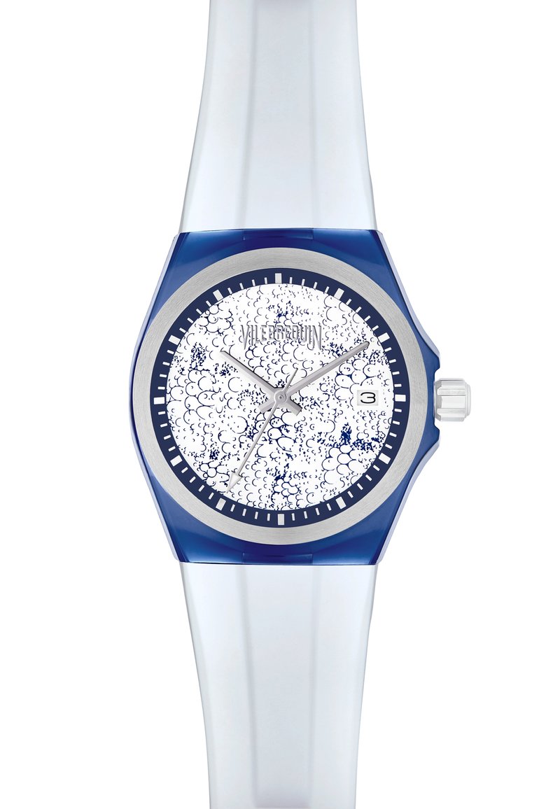 Blå och klar silikonarmbandsur med en rund, vit urtavla som har texturerade blå mönster, silver timmarkörer och en datumdisplay vid klockan tre.