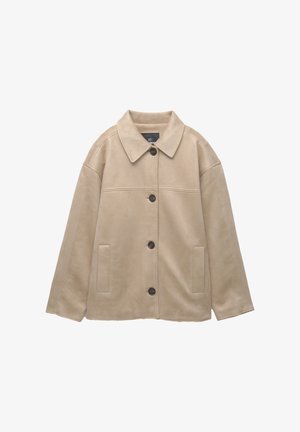 Beige faux suede takki, jossa on levitetty kaulus, nappilukko ja kaksi sivutaskua. Ominaisuuksiin kuuluu rento istuvuus ja sileä rakenne.