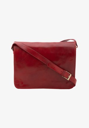 Borsa a tracolla in pelle rossa con tracolla regolabile e fibbia in metallo, finitura liscia, forma rettangolare, senza loghi o decorazioni visibili.