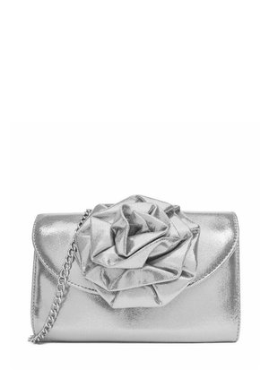 Stříbrná metalická psaníčko s velkou růžovou ozdobou na přední straně a stříbrným řetízkovým popruhem na boku.