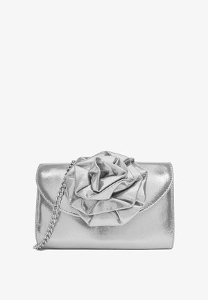 Bolso de mano metálico plateado con una gran decoración de rosa en la parte delantera y una cadena plateada como correa en el lateral.
