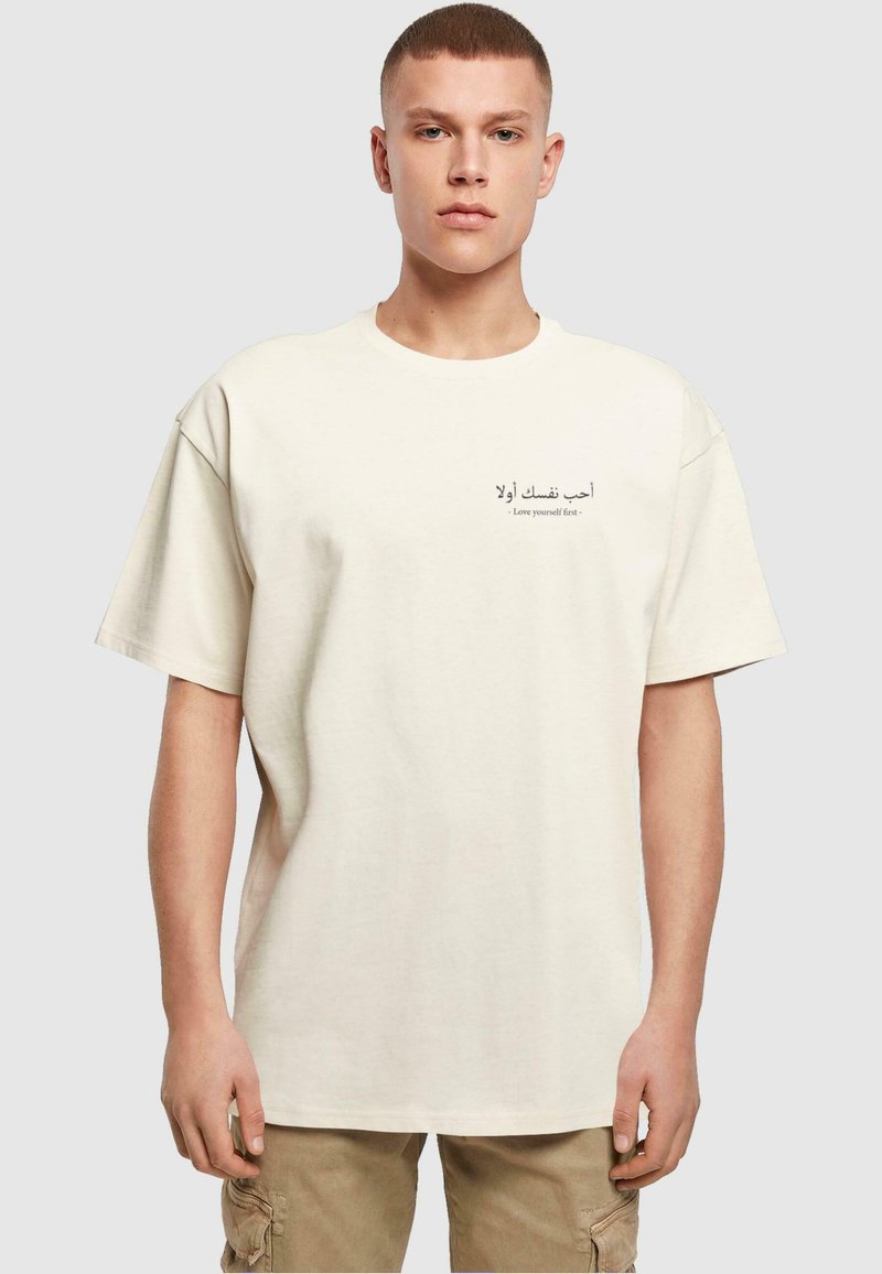 Merchcode LOVE YOURSELF FIRST HEAVY OVERSIZED  - T-shirts print - sand